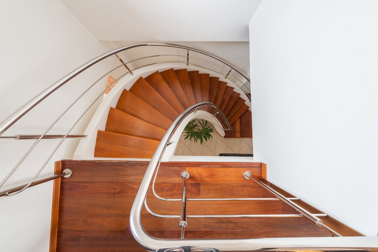 Comment relooker un escalier en bois en style industriel ? - Mladost