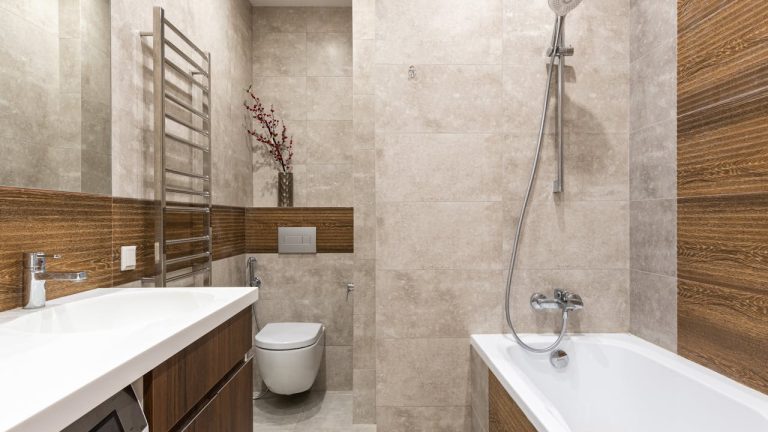 Aménager une salle de bain petite et moderne avec style et fonctionnalité