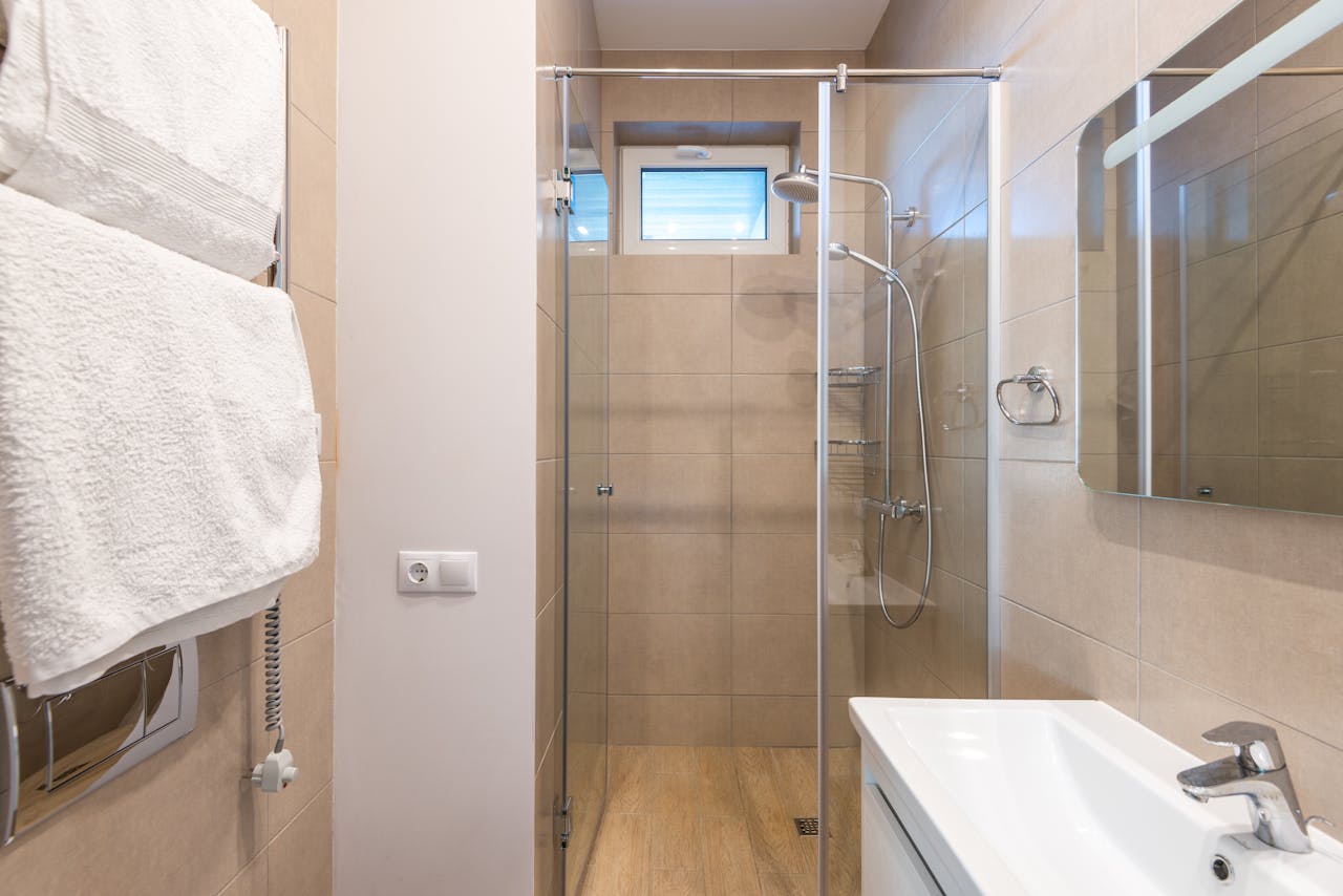 Aménager une salle de bain petite et moderne avec style
